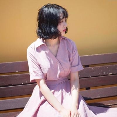 短发女生侧脸有意境好看的微信头像