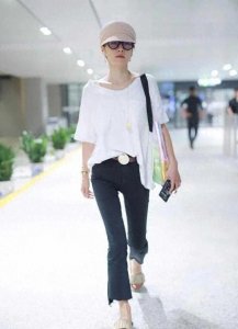 ​马伊琍时尚新高度：简约T恤配喇叭裤，贝雷帽点缀尽显洋气魅力