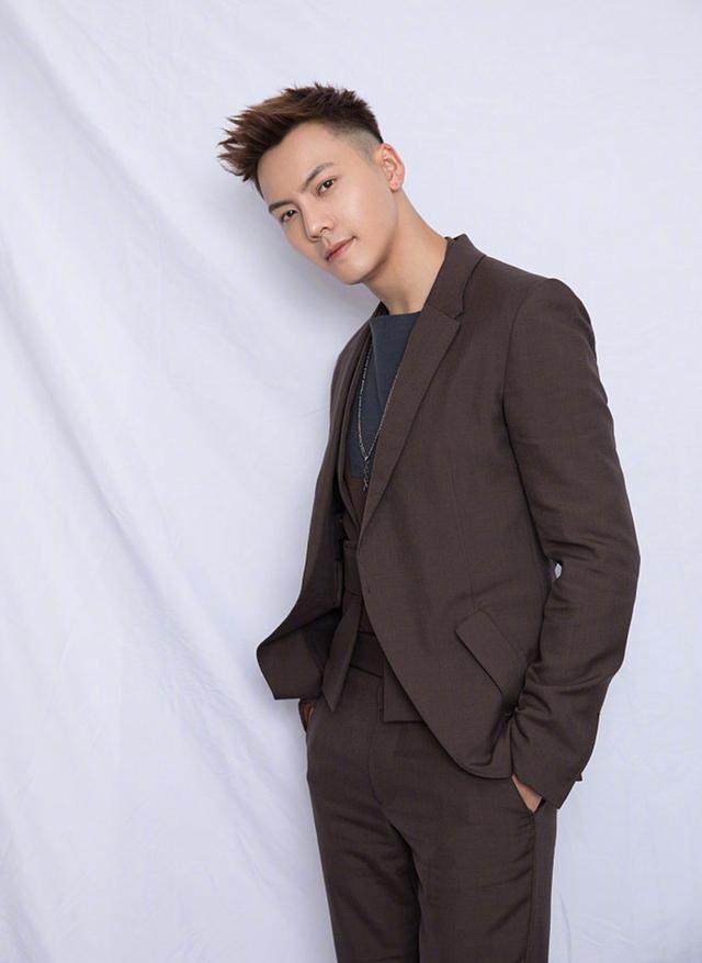 都说寸头是检验男生颜值的标准，陈伟霆寸头绝对帅翻天