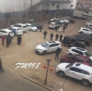 ​一觉醒来，哈尔滨一小区38辆车被砸，全是20万以上的车