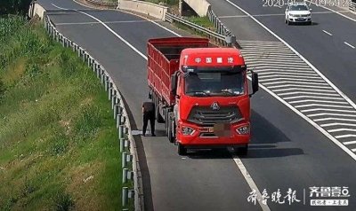 ​奇葩！货车司机竟然在高速公路上洗头
