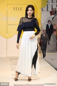 ​郭雪芙化身超模走秀 身