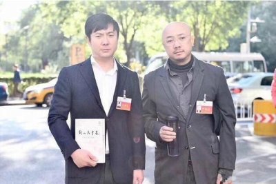 ​徐峥沈腾合影 皱眉搞笑