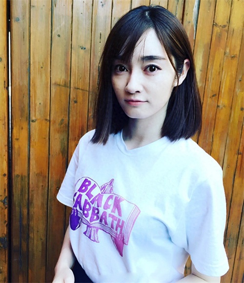 徐晓璐外形清纯靓丽，《一起同过窗》中本色出演，做事果断