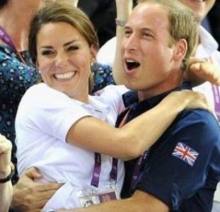 ​威廉凯特太恩爱，除了紧紧抱住不撒手，这件小事也离不开凯特！