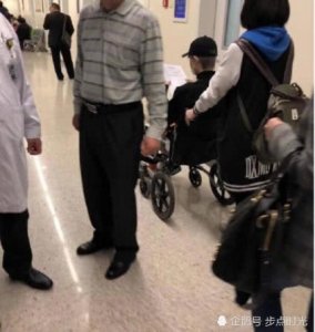 ​李宇春坐轮椅现身机场