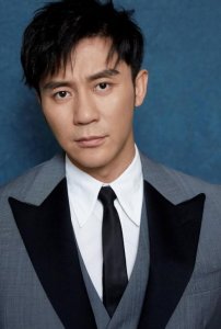 ​李晨4位爸妈都是他心头爱，为继父养老送终，曾双手赞成父母再婚