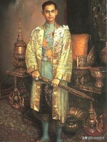 至今统治泰国的朝代——曼谷王朝九代先王登基画像，全是明君英主
