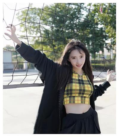 她是《爱情公寓》最美女配，出道9年无人知，男友是顶级流量的他