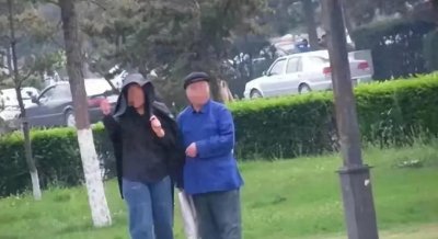 ​公园内“老头乐”服务