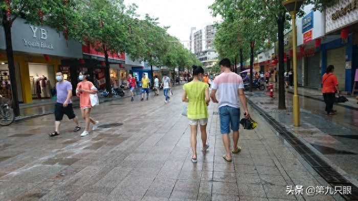 深圳西乡步行街掠影,行人游客日益多起来,再现往日的热闹场景