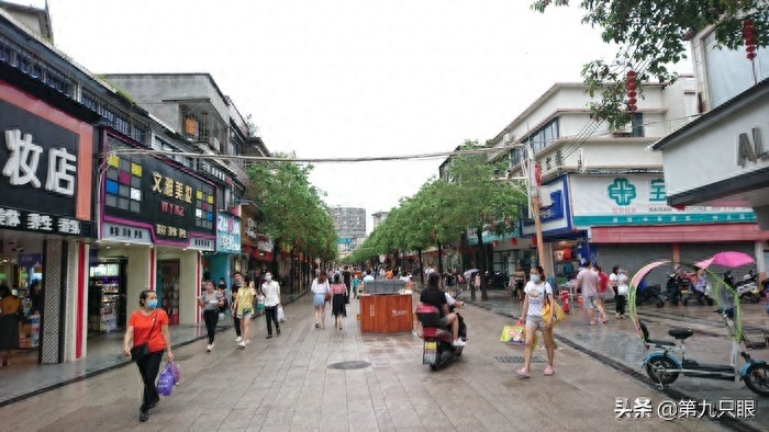 深圳西乡步行街掠影,行人游客日益多起来,再现往日的热闹场景