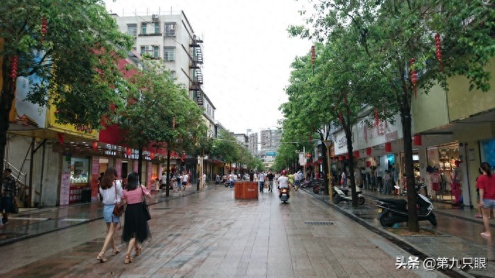 深圳西乡步行街掠影,行人游客日益多起来,再现往日的热闹场景