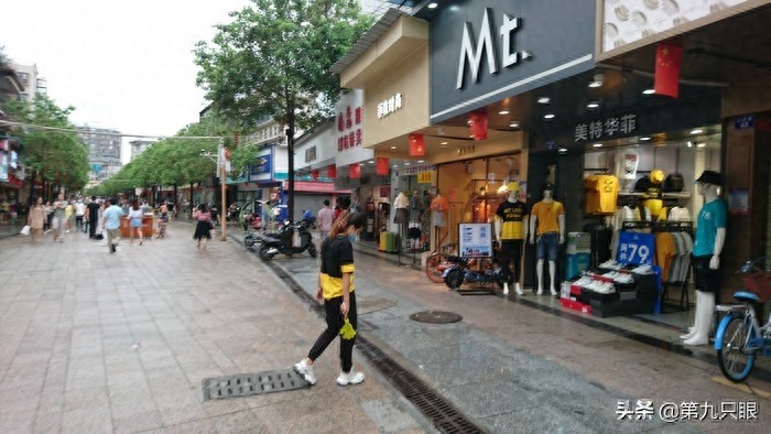 深圳西乡步行街掠影,行人游客日益多起来,再现往日的热闹场景