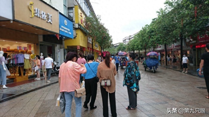 深圳西乡步行街掠影,行人游客日益多起来,再现往日的热闹场景