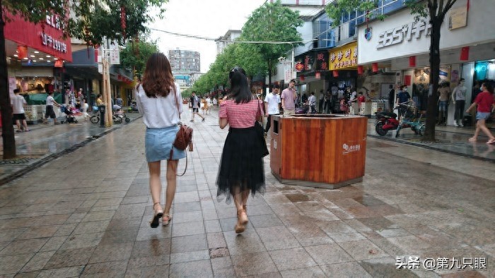 深圳西乡步行街掠影,行人游客日益多起来,再现往日的热闹场景