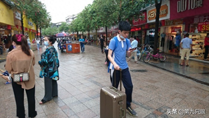 深圳西乡步行街掠影,行人游客日益多起来,再现往日的热闹场景