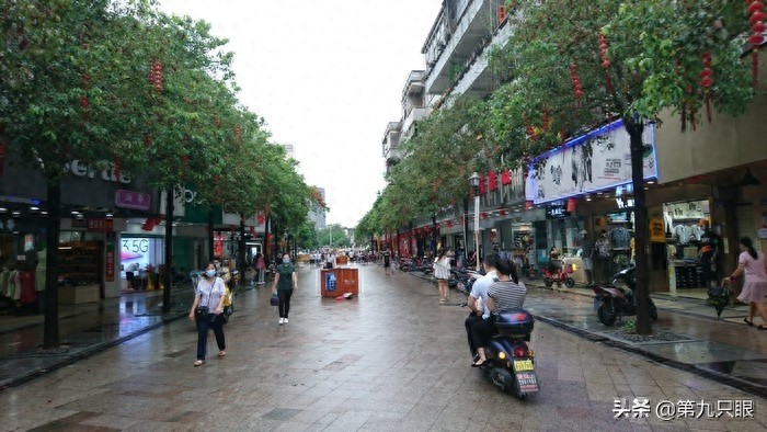 深圳西乡步行街掠影,行人游客日益多起来,再现往日的热闹场景