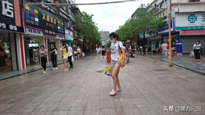 深圳西乡步行街掠影,行人游客日益多起来,再现往日的热闹场景