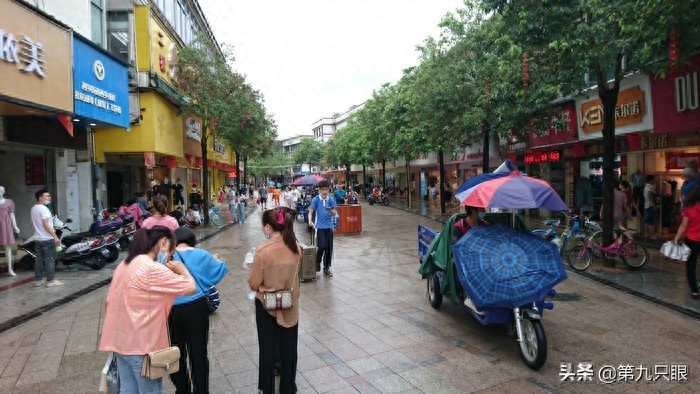 深圳西乡步行街掠影,行人游客日益多起来,再现往日的热闹场景