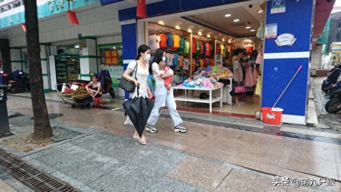 深圳西乡步行街掠影,行人游客日益多起来,再现往日的热闹场景