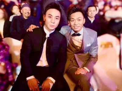 ​王宝强释小龙童年合照