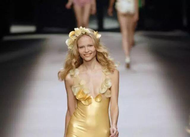 维密秀场脸最臭的超模泡泡莉，一上场就是“老娘就是目中无人”