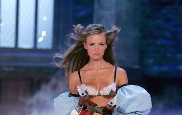 维密秀场脸最臭的超模泡泡莉，一上场就是“老娘就是目中无人”