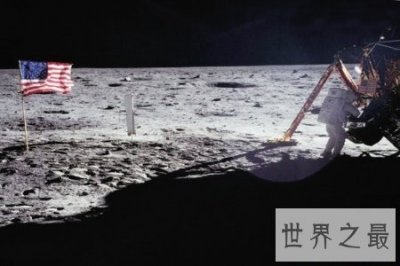 ​第一个登上月球的人是