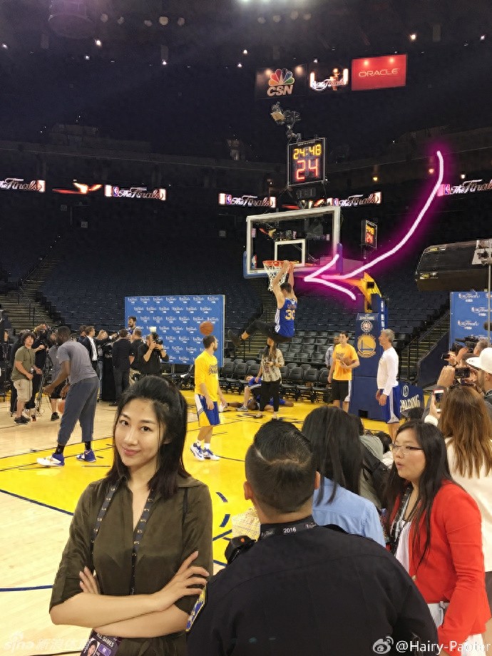 王仕鹏娇妻李跑现身甲骨文球场观看NBA总决赛G1训练