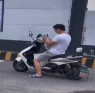 ​男子当街虐狗引众怒，