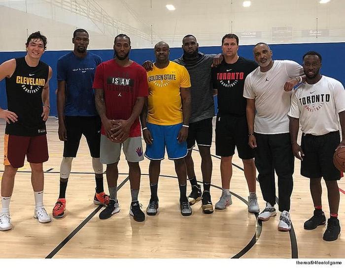 伦纳德训练营晒28厘米巨掌！28厘米巨掌在联盟能排第几？